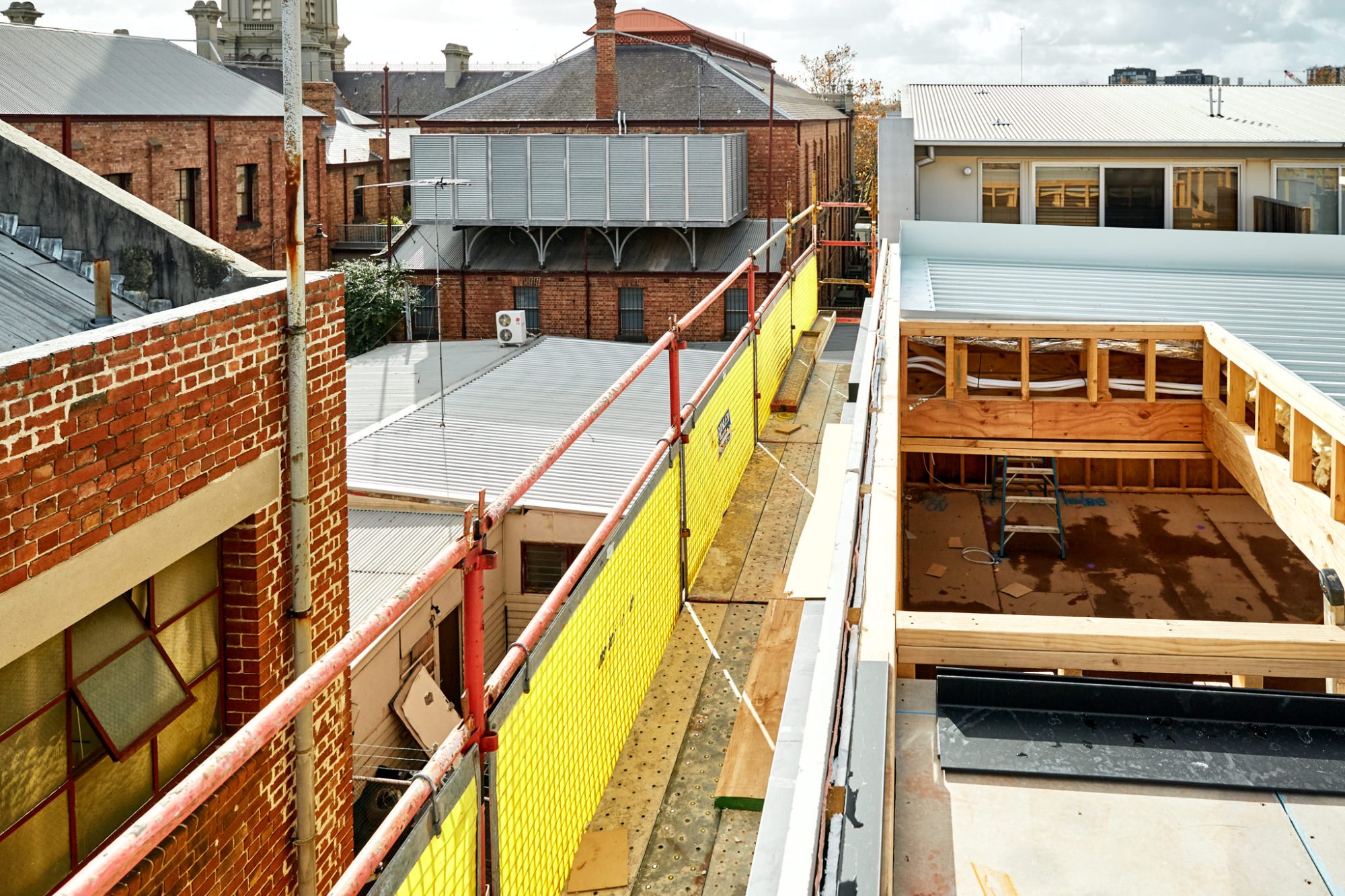 Access scaffold to the upper levels